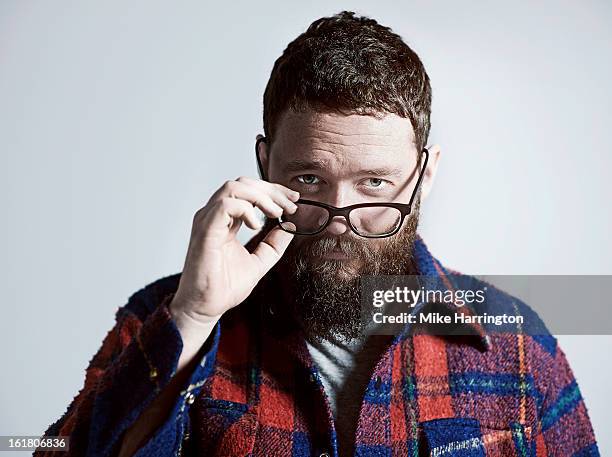 man with glasses and beard looking to camera. - neugierig stock-fotos und bilder