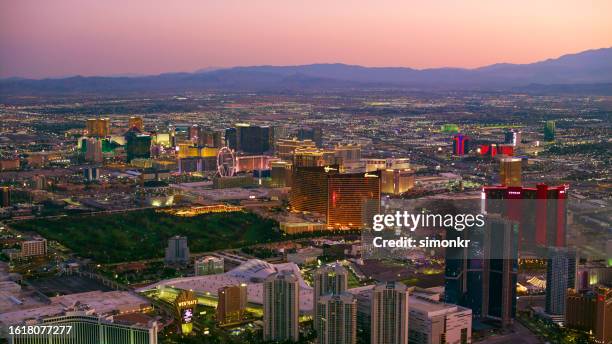 vista de hoteles en las vegas - las vegas boulevard fotografías e imágenes de stock