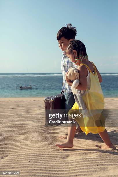 boy and girl walking on the sandy beach barefeet. - rabbit beach - fotografias e filmes do acervo