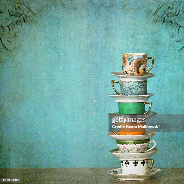 grandma's tea cups - middelgrote groep dingen stockfoto's en -beelden