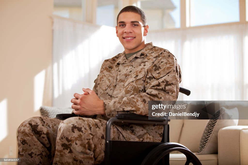 Veterano-soldado marinho com deficiência em cadeira de rodas