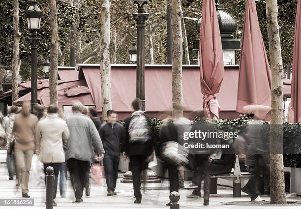 fußgänger in den champs-élysées - paris frança stock-fotos und bilder