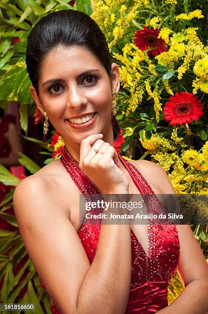 mulher de vestido vermelho com flores ao fundo - vestido vermelho stock pictures, royalty-free photos & images