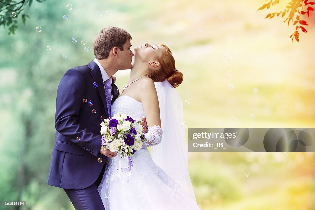 Glückliches Brautpaar im Laub. Zärtlichkeit, Sinnlichkeit, Liebe, Schönheit