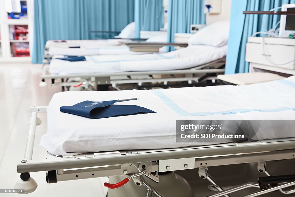 Leere hospital Betten in einer Operation Erholungsbereich