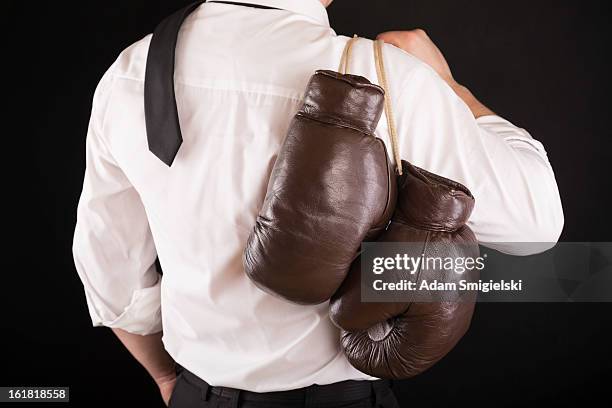 homme d'affaires avec des gants de boxe - gants de sport photos et images de collection