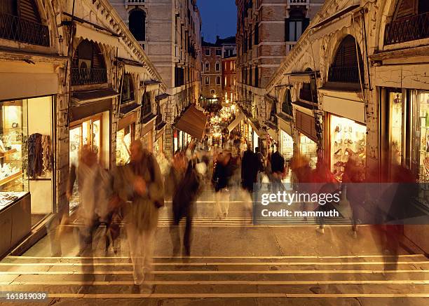 crowd on the rialto bridge, venice - rialto bridge stock pictures, royalty-free photos & images