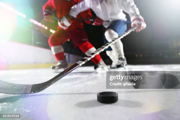 hockey sobre hielo. - hockey puck fotografías e imágenes de stock