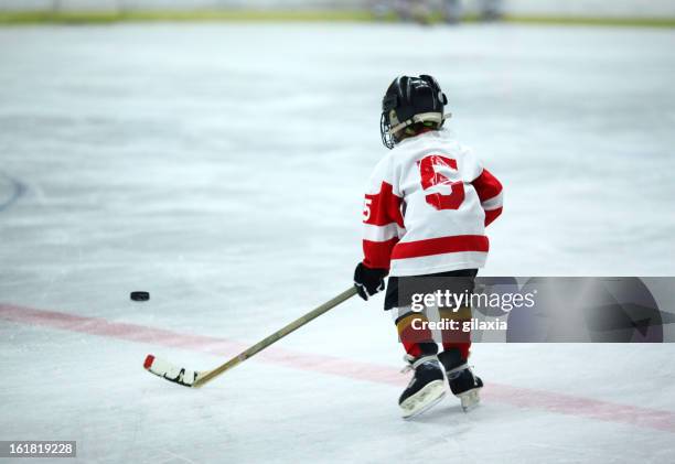 joueur de hockey sur glace junior. - hockey photos et images de collection