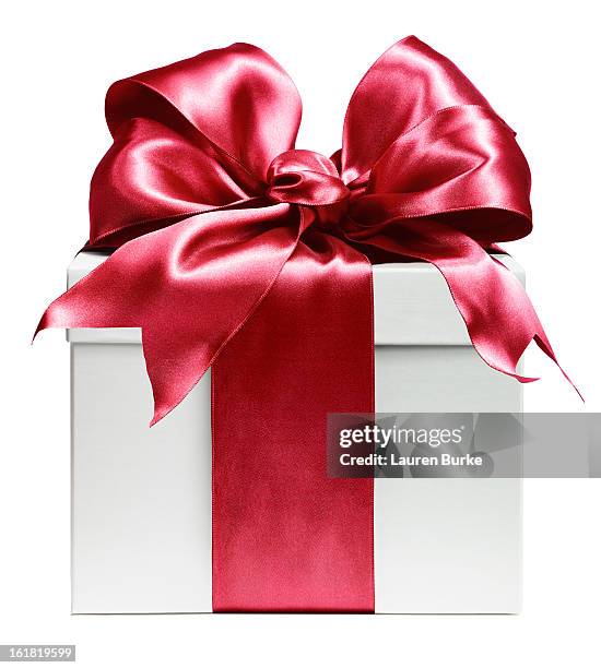white gift wrapped in red bow - geschenkkarton stock-fotos und bilder