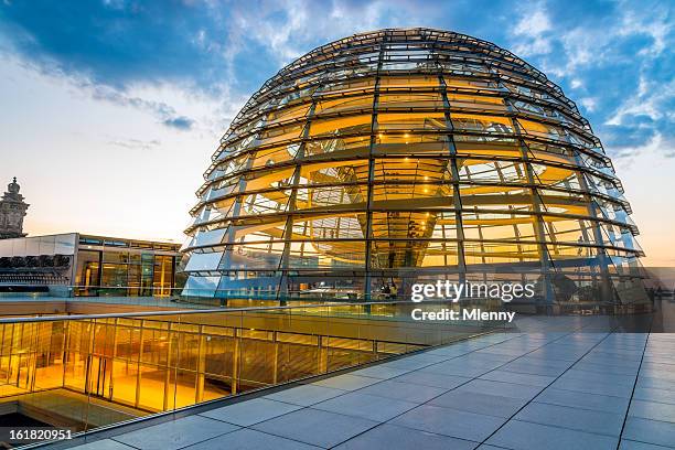 reichstag dome, berlin - berlin night stock-fotos und bilder