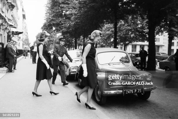 Charlotte and Anne Ford. Paris- 17 Juillet 1962- A la sortie d'un palace de l'avenue Montaigne, les petites filles d'Henry FORD, industriel et...
