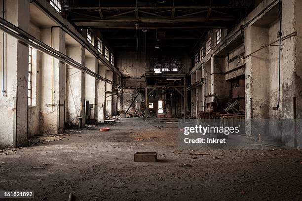 ancien bâtiment industriel - abandoned warehouse photos et images de collection