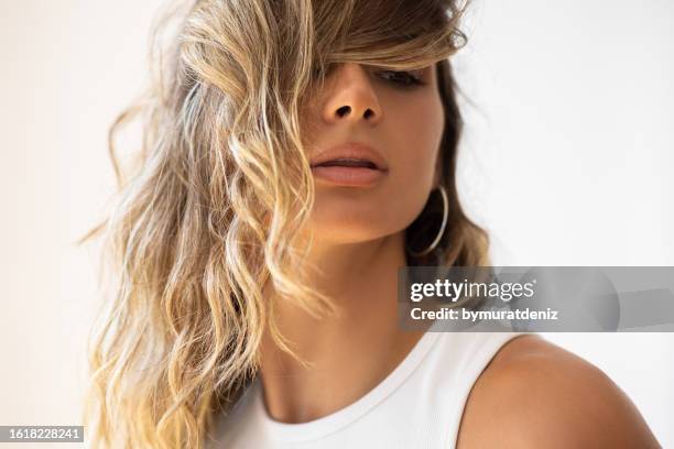 young woman portrait - thin lips imagens e fotografias de stock