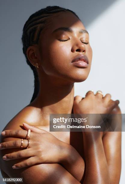 piel radiante y radiante, foto de archivo - off shoulder fotografías e imágenes de stock