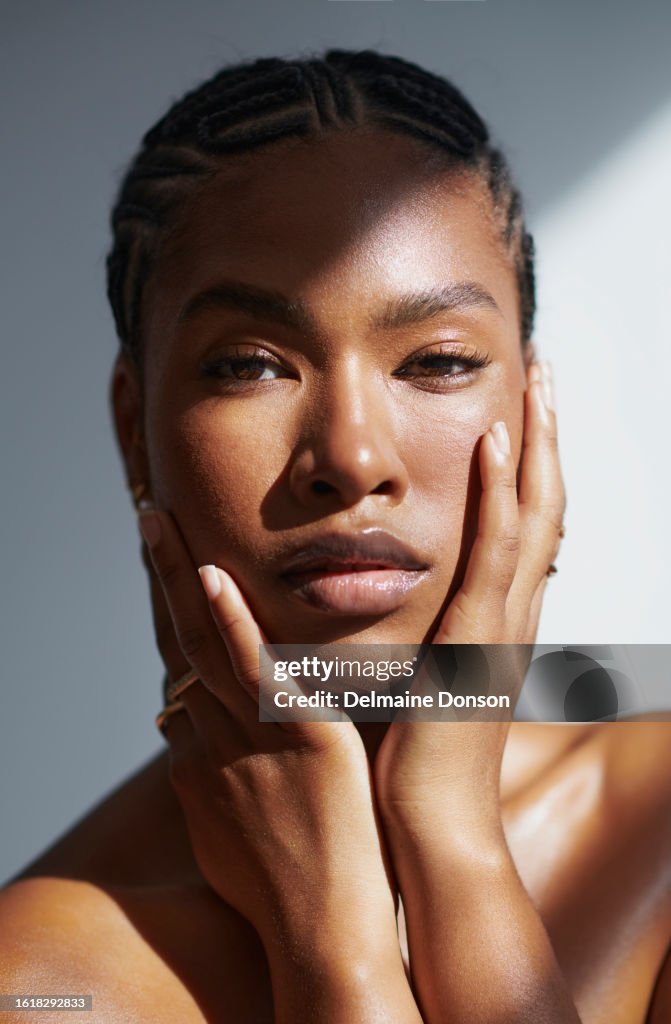 Mulher bonita, jovem, cuidados com a pele. Foto de Stock