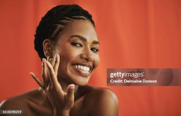 crema facial - antiarrugas fotografías e imágenes de stock