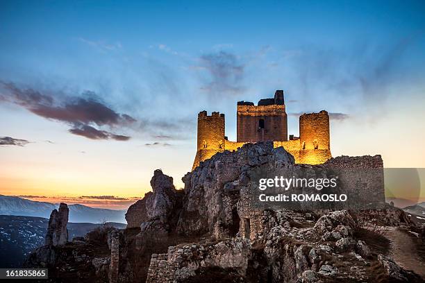 rocca calascio de abruzzo, l'aquila provincia de italia - abruzzi fotografías e imágenes de stock