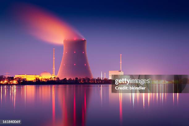 nuclear power plant - kerncentrale stockfoto's en -beelden