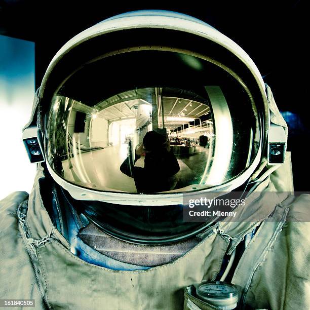 astronaut - ruimtehelm stockfoto's en -beelden