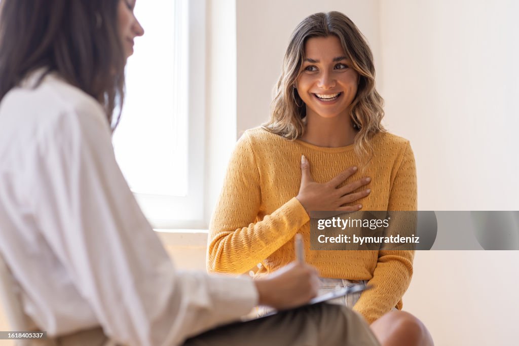 Psychologe anhören ihrer Patientin