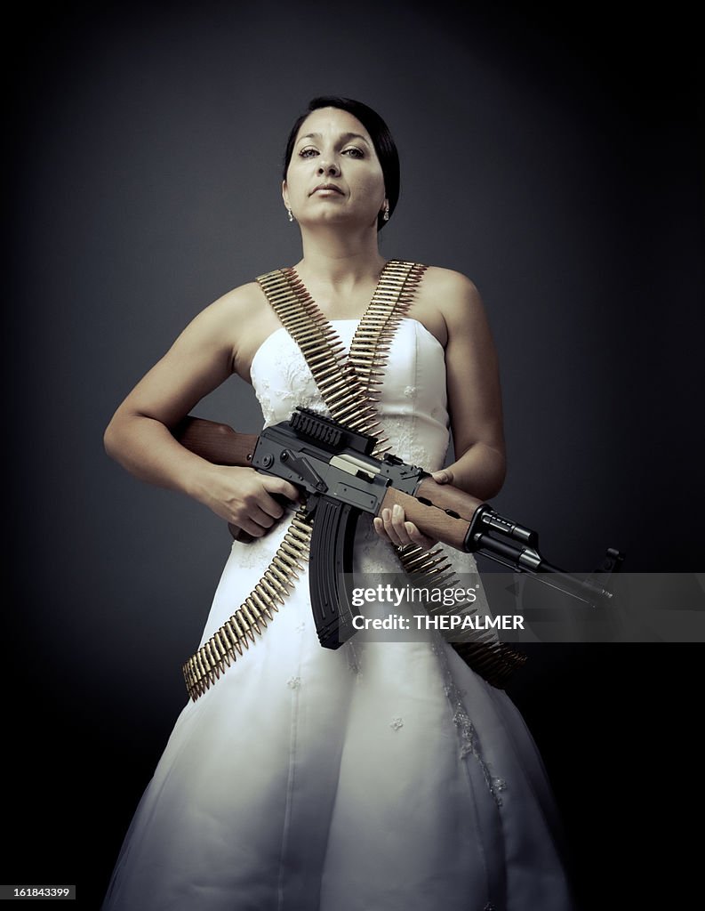 Le Noiva fatale com um ak - 47