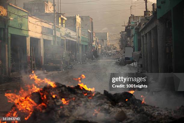 earthquake - building damage stockfoto's en -beelden