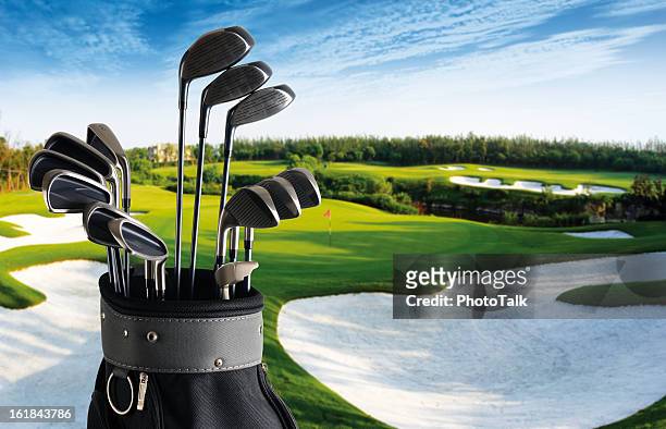 ゴルフクラブ、ゴルフバッグ、フェアウェイの背景-xxl - バンカーショット ストックフォトと画像
