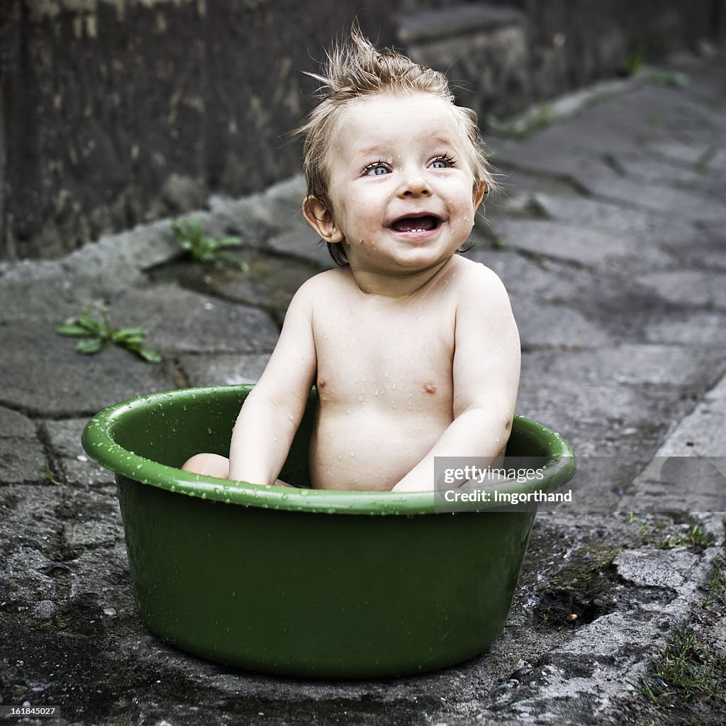 Bebé en lavar bañera de hidromasaje