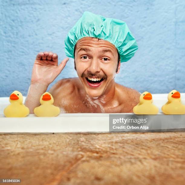 hombre con patos - bañera hombre fotografías e imágenes de stock