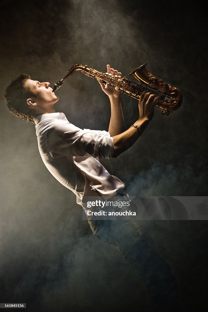 Jovem tocar Saxofone