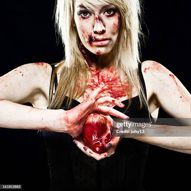 若いゾンビーガールには、人間の心臓 - zombie girl ストックフォトと画像