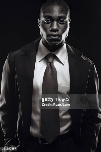 jovem profissional de negócios preto e branco - alto contraste imagens e fotografias de stock