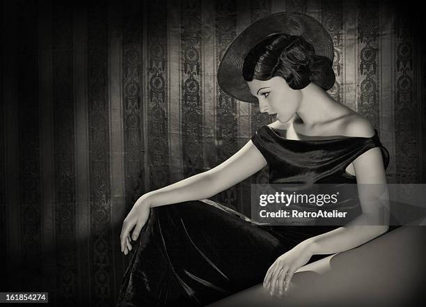 diva con el sombrero de cine negro. - 1940s fotografías e imágenes de stock