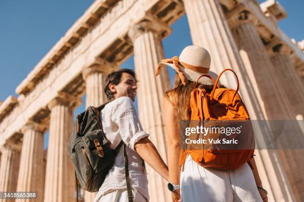 tourist in front of the parthenon temple - athens greece stockfoto's en -beelden