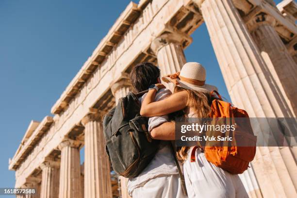 touriste devant le temple du parthénon - greece city photos et images de collection