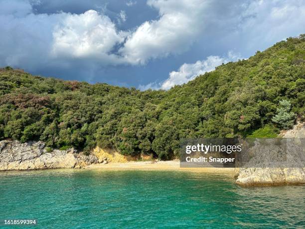 secluded beach between lush karst cliffs, lim fjord, lim valley, istria, croatia - vista de la tierra fotografías e imágenes de stock