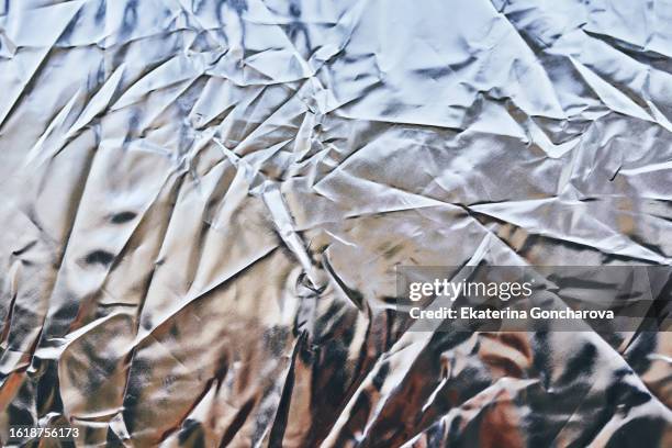 silver crumpled aluminum foil texture - carta stagnola foto e immagini stock