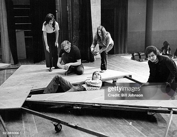 Basic Stagecraft Class Stagecraft Photos and Premium High Res Pictures - Getty Images