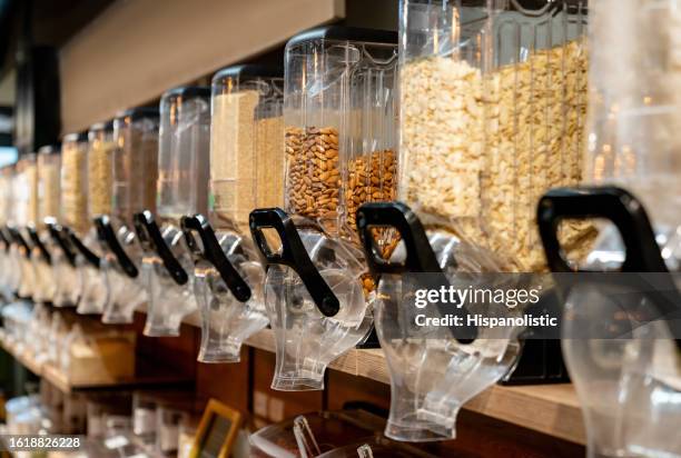contenitori integrali e di cereali in un supermercato - ricaricare foto e immagini stock