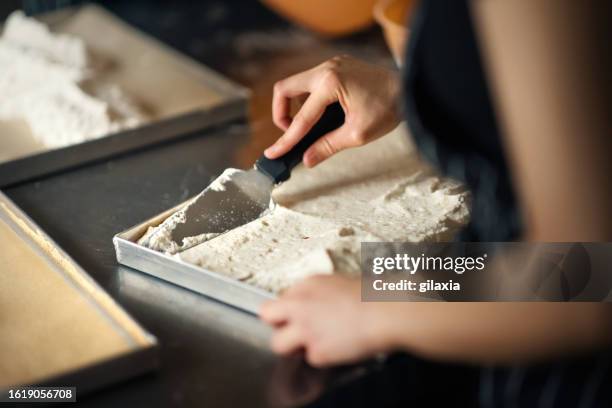 cake manufacturer. - decorar um bolo imagens e fotografias de stock