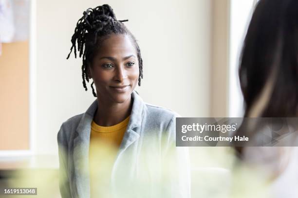 mental health counselor meets with teenage patient to discuss high school - business coach stock pictures, royalty-free photos & images