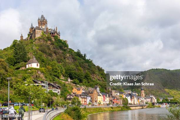 cochem mit moezel, stadt und kaiserburg - moezel stock-fotos und bilder