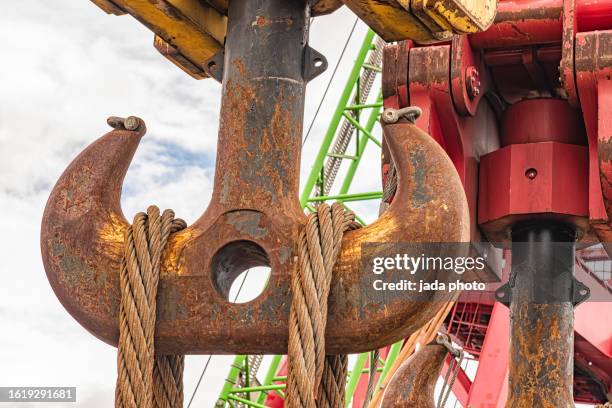 huge rusty steel double hook with steel cables - kabelwinden stock-fotos und bilder