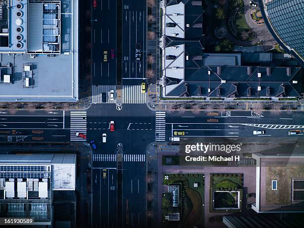 the crossing way of marunouchi in tokyo - overhead view of traffic on city street tokyo japan - fotografias e filmes do acervo