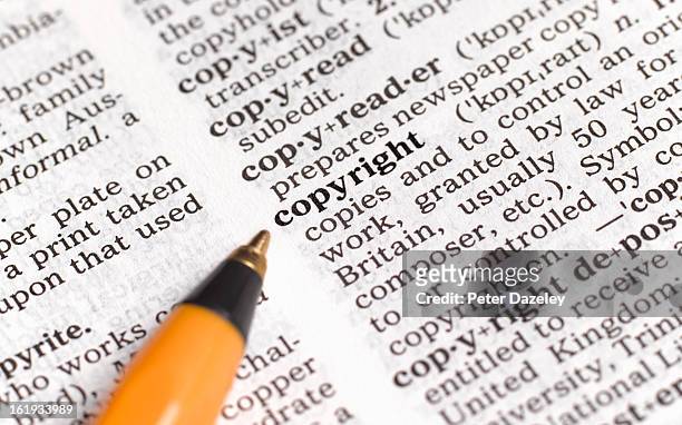 copyright in dictionary - intellectueel eigendom stockfoto's en -beelden