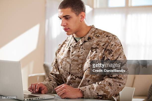 us marine corps solider working on laptop - marine camouflage stockfoto's en -beelden