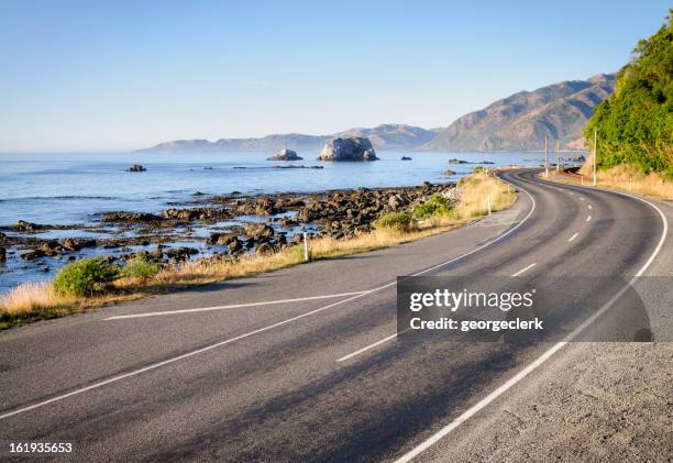 neuseeland-landstraße - coastline stock-fotos und bilder