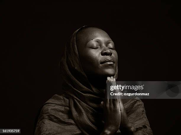 frau beten - women prayer stock-fotos und bilder