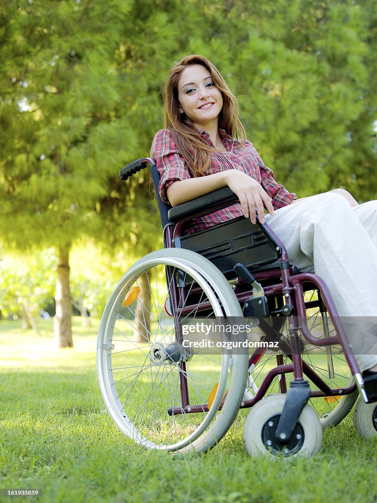 Junge Frau sitzt im Rollstuhl